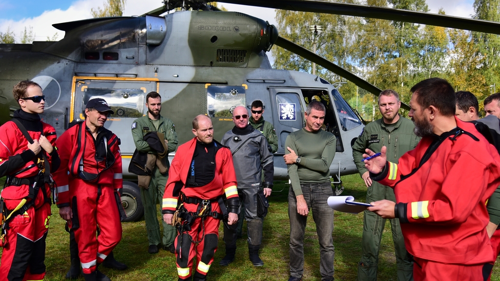 Armádní letečtí záchranáři trénovali na Liberecku, osoby cvičně zachraňovali z komína i vody
