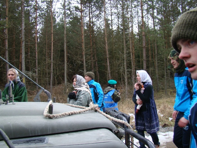 Incident - místní ženy a děti blokují pohyb kolony 2