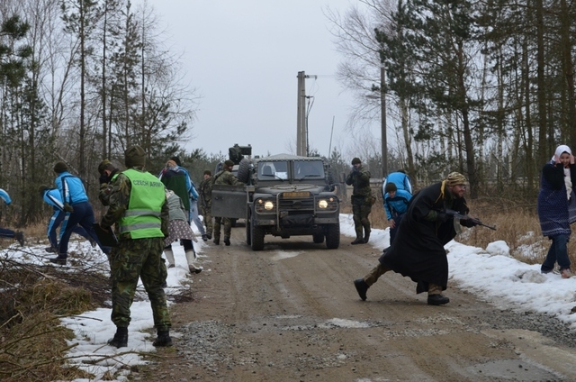 Incident – ozbrojený útočník v davu blokujícím cestu při návratu z jednání s místními autoritami