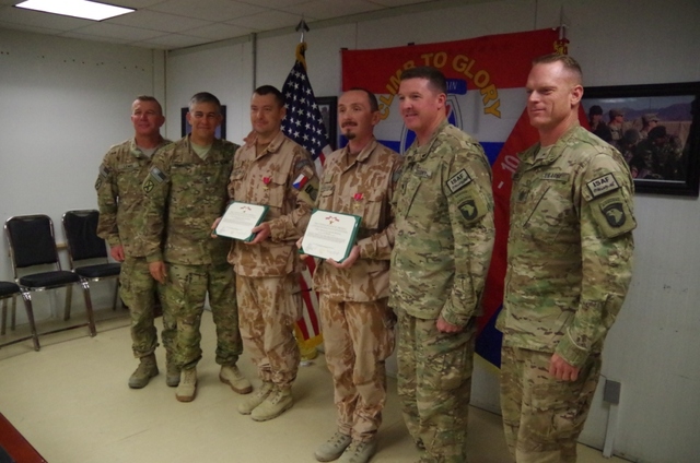Awarded soldiers with U.S. commanders