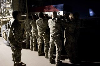 Ilustrační obrázek ke článkuVojáci v Afghánistánu se rozloučili s padlým kolegou štábním praporčíkem i.m. Tomášem Procházkou