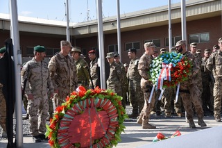Ilustrační obrázek ke článkuČeští a slovenští vojáci v Afghánistánu uctili Den válečných veteránů položením věnce v národních barvách