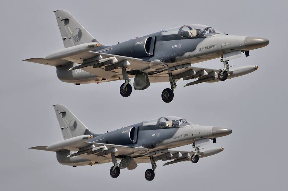 Dvojice letounů L-159 ALCA při vzletu. 