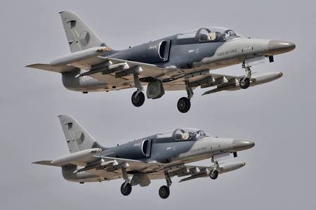 Dvojice letounů L-159 ALCA při vzletu. 
