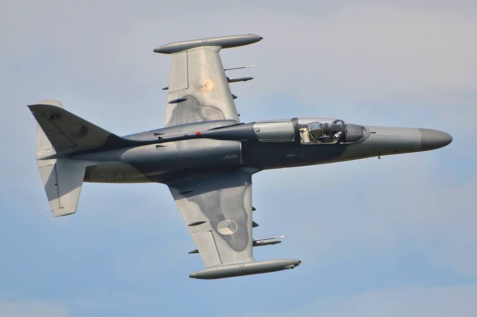Letoun L-159 během ukázky.