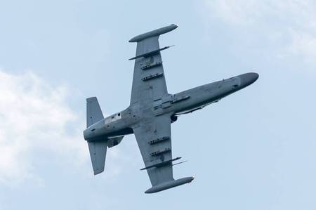Letoun L-159 při ostré zatáčce během ukázky.