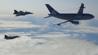 Ilustrační obrázek ke článkuPiloti střežící vzdušný prostor Pobaltí cvičili vzdušné tankování