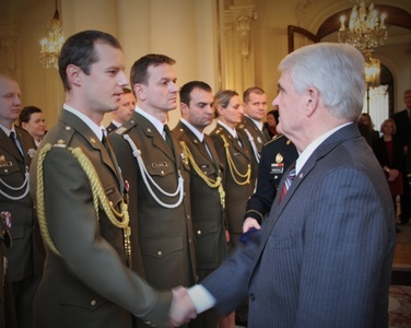 Čeští vojáci obdrželi medaile z rukou amerického velvyslance