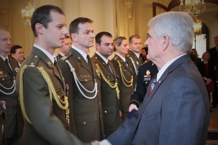 Americký velvyslanec předal medaile vojákům z polního chirurgického týmu 