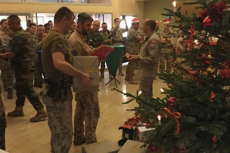 V africkém Mali vojáci slavili Vánoce s cukrovím, s koledami i sportem