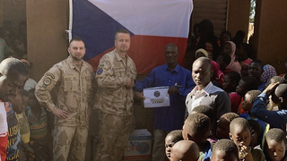 Ilustrační obrázek ke článkuČeští vojáci v Mali předali humanitární pomoc místním dětem