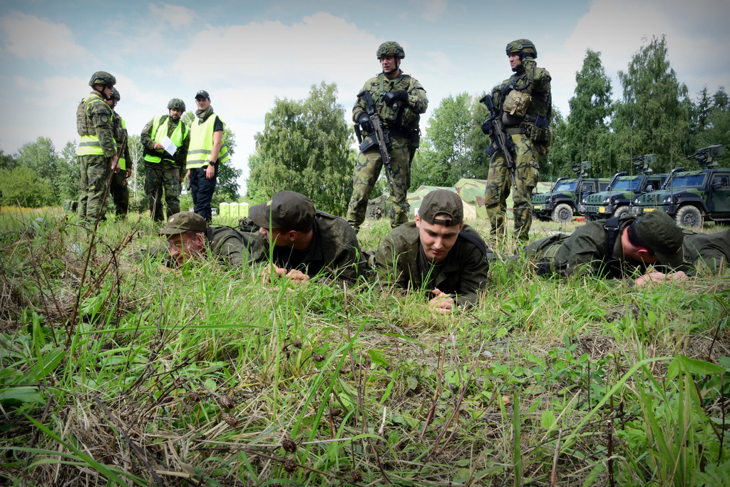Zadržování místních vojáků po „friendly fire“ incidentu při výcviku