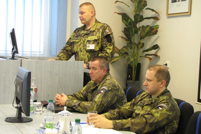 Velitel Úkolového uskupení NRF 2013 plukovník Jaroslav Ackermann (vlevo) během dokladu. Plukovník Karel Schuch ze Společných sil AČR (uprostřed), plukovník Václav Vlček ze SOC MO (vpravo