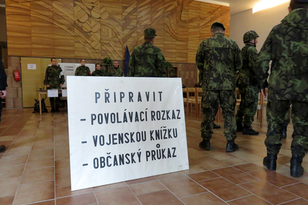 Informační tabule na středisku příjmu osob dává jasné instrukce
