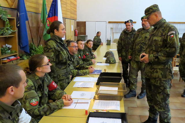 Generál Bečvář na pracovišti skupiny kontroly doplňování