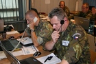 Kapitán Robert Hnilica a major Janusz Adamus z 13. dělostřelecké brigády plní úkoly CAX