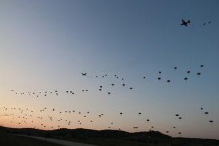 Czech paratroopers among the thousands of participants in mass air drop during Sabre Junction 2018 exercise