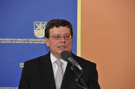 Minister Vondra: Defence cuts may not go on forever