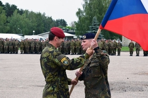 LTC Libal handing over the Czech National Flag to LTC Otto
