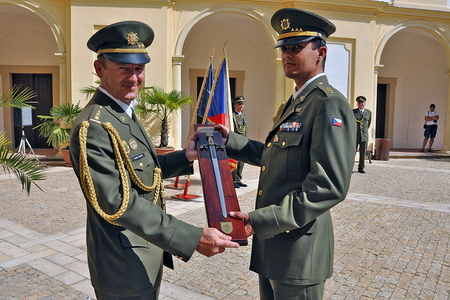 Absolventi důstojnického kurzu složili slib na slavkovském zámku