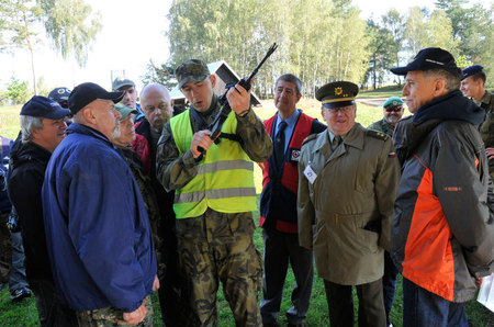 Pro mnohé ze střelců byla samonabíjecí puška BREN II novinkou, a tak přišel ke slovu instruktor - profesionál ze 44. lehkého motorizovaného praporu