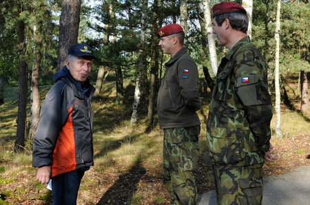 Ředitel soutěže pplk. v. v. Petr Čejka v rozhovoru se zastupujícím velitelem 44. lmpr majorem Přemyslem Tučkem před zahájením střeleb