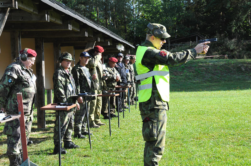 Instruktáž před střelbou z pistole