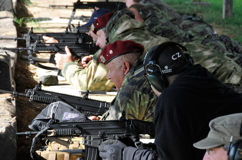 Na palebné čáře před střelbou ze samonabíjecí pušky BREN II