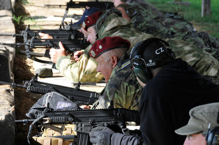 Na palebné čáře před střelbou ze samonabíjecí pušky BREN II