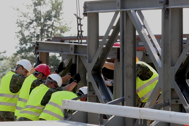 Slovenští a čeští ženisté při společném dokončení náhradního přemostění 
