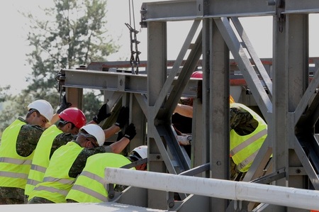 Slovenští a čeští ženisté při společném dokončení náhradního přemostění 