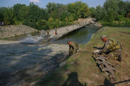 Ženisté ve slovenské Seredi vybudovali společně česko-slovenský most