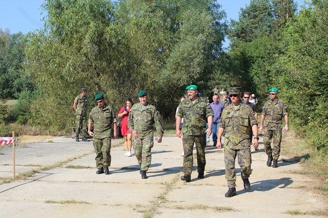 Velitelé pozemních sil AČR a OS SR generálmajor Ján Gurník a brigádní generál Ondřej Novosad doprovázeni velitelem 15. žp plukovníkem gšt. Robertem Bieleným při prohlídce společných projektů