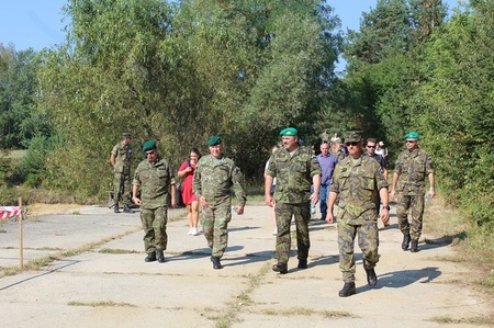Velitelé pozemních sil AČR a OS SR generálmajor Ján Gurník a brigádní generál Ondřej Novosad doprovázeni velitelem 15. žp plukovníkem gšt. Robertem Bieleným při prohlídce společných projektů