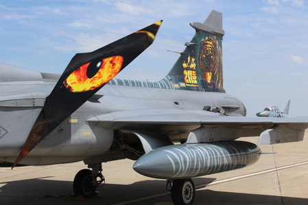 V loňském roce zdobil jeden z gripenů Fiery Tiger. Kamufláž pro letošní rok bude odhalena při přeletu na cvičení.