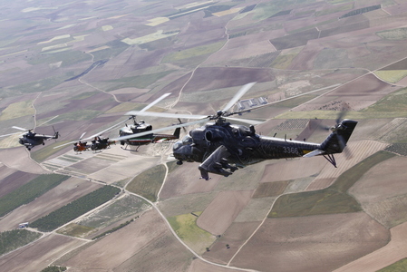 Cvičení se účastní desítky letounů včetně vrtulníků, tankerů nebo letounů AWACS