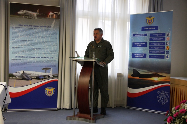  Jako první ze zahraničních účastníků konference vystoupil brigádní generál Karl Gruber