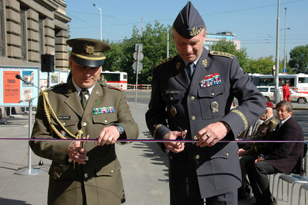 Válečný plakát před Generálním štábem AČR