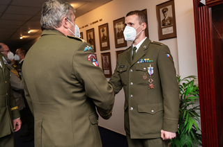 Armádní generál Aleš Opata ocenil vojáky Čestnými odznaky Armády ČR Za zásluhy