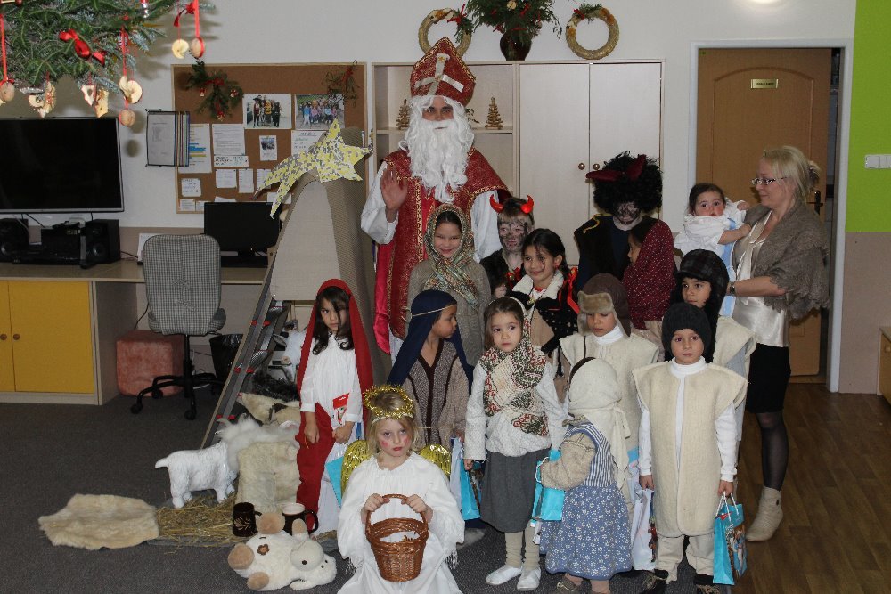 Společné foto u jesliček