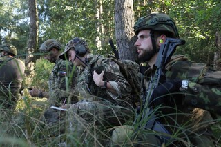 Co národ, to odlišný přístup – letečtí návodčí cvičí společně s ženisty v Bechyni 