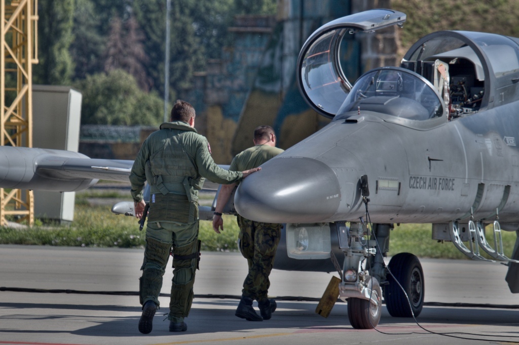  Vzdušné souboje a údery na pozemní cíle realizovali piloti lehkých bitevníků L-159 ALCA 