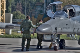  Vzdušné souboje a údery na pozemní cíle realizovali piloti lehkých bitevníků L-159 ALCA 