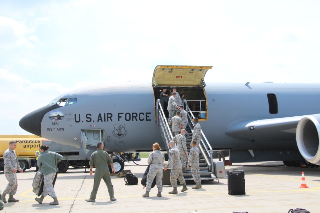  KC-135 Stratotanker slouží také k přepravě osob nebo materiálu 