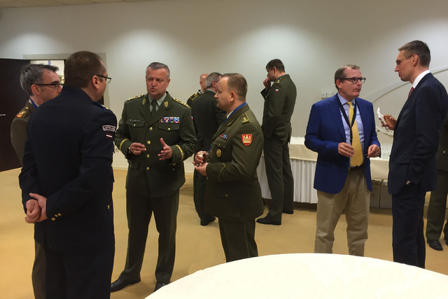 Účastníci společenského setkání v budově hlavního velitelství NATO v Bruselu