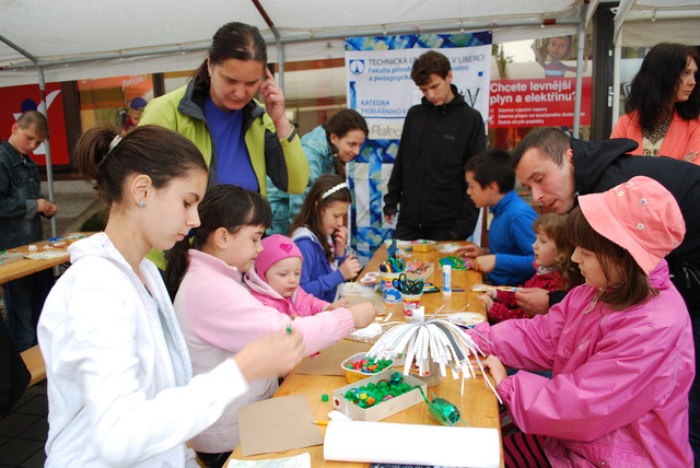 Velkým lákadlem byly pro děti stánky, kde si mohly něco vyrobit