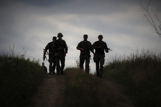 Chrudimáci během přesunu na střelnici Milovany
