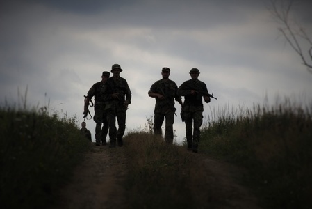 Chrudimáci během přesunu na střelnici Milovany