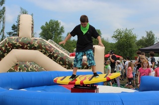 V rámci dětského dne byl připraven doprovodný program, například surf simulátor a skákací hrad