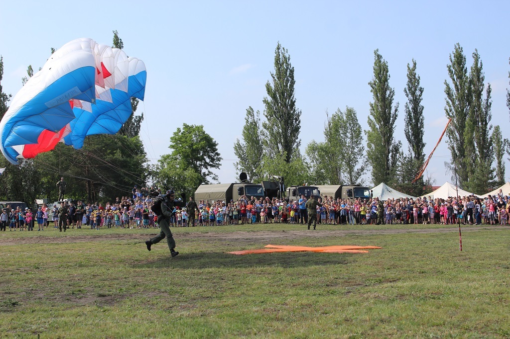 Výsadkáři ze Kbel dopadli po seskoku padákem přímo do prostoru heliportu